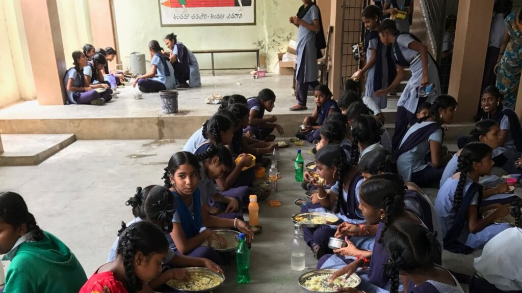 مدرسہ میں بچوں کا کھانا کھاتے ہوئے گروپ، تعلیم اور بچوں کی صحت.