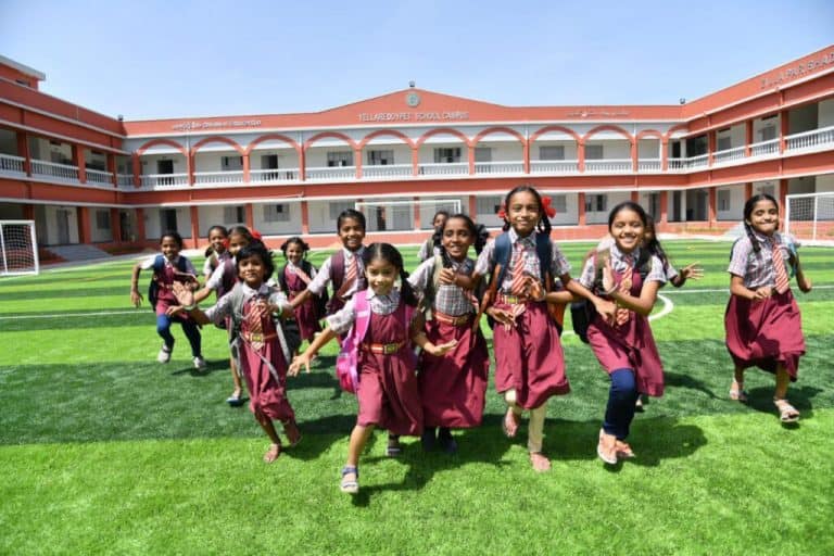 خوش بچے اسکول کے گراؤنڈ میں کھیلتے ہوئے، تعلیمی سرگرمیاں.