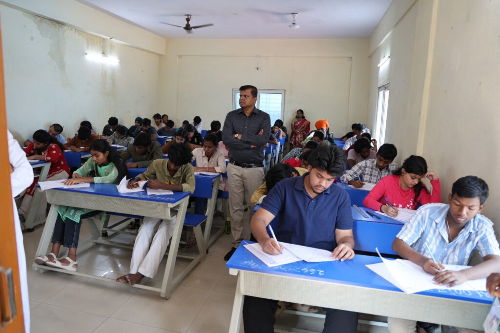 طلباء امتحان دیتے ہوئے کلاس روم میں، تعلیمی ماحول.