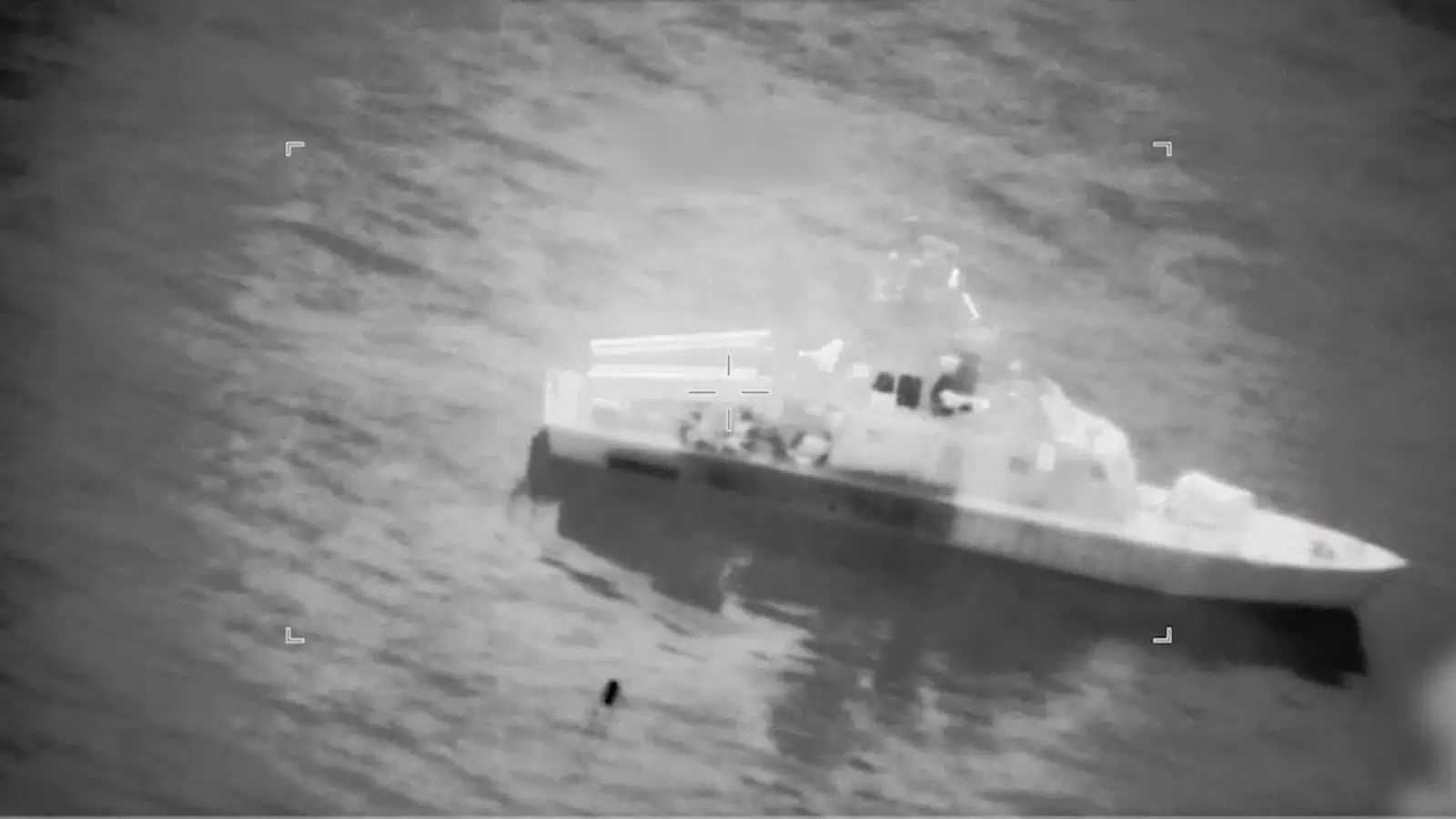 ایئرکرافٹ کا اوور ہیڈ شاٹ، سمندر میں پرواز.