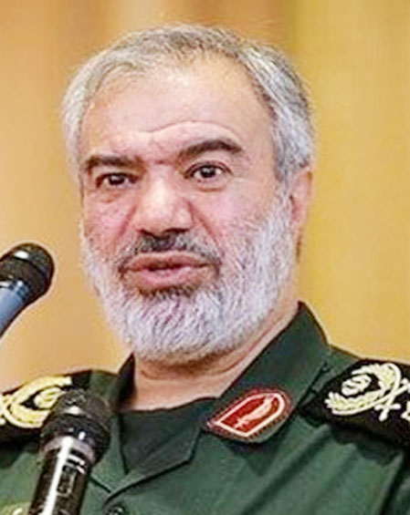 فوجی افسر کی تصویر، جس میں وہ یونیفارم میں ہے اور گفتگو کر رہا ہے۔.