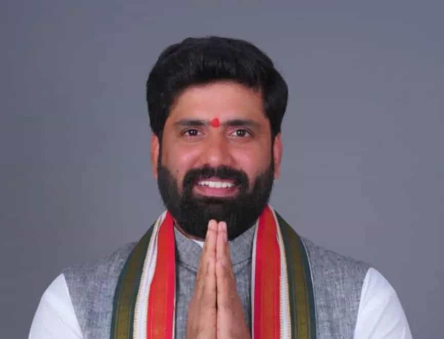 پاکستانی سیاستدان کا شکریہ ادا کرتے ہوئے ہاتھ جوڑتے ہوئے تصویر.