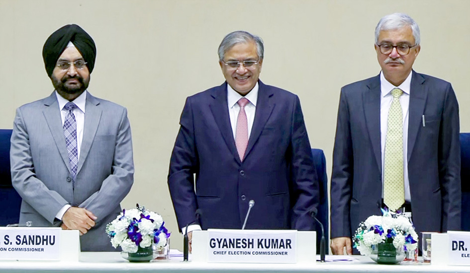 انتخابی کمیشنرز کی ملاقات، گورنر، چیف الیکشن کمشنر، اور دیگر عہدیداران.