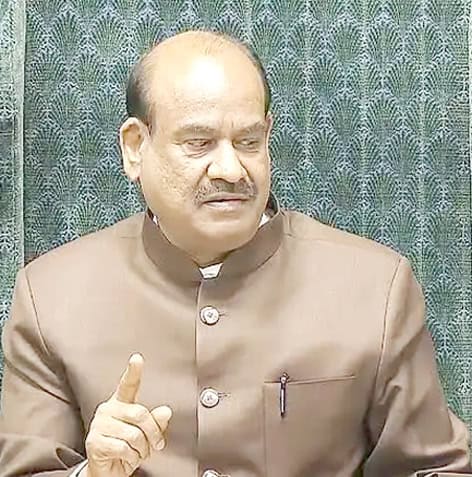 مشنری سیاستدان کی تصویر، جو گفتگو کرتے ہوئے نظر آ رہے ہیں۔.