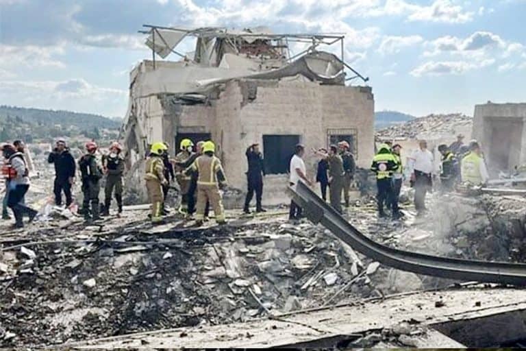 تباہ شدہ عمارت اور امدادی عملہ، آگ بجھانے اور بچاؤ کے کام میں مصروف، حادثہ کے بعد کی تصویر.