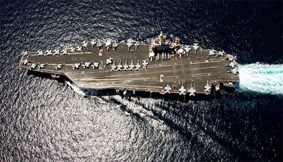 بحری جہاز پر فوجی طیارے اور جنگی جہاز موجود ہیں.