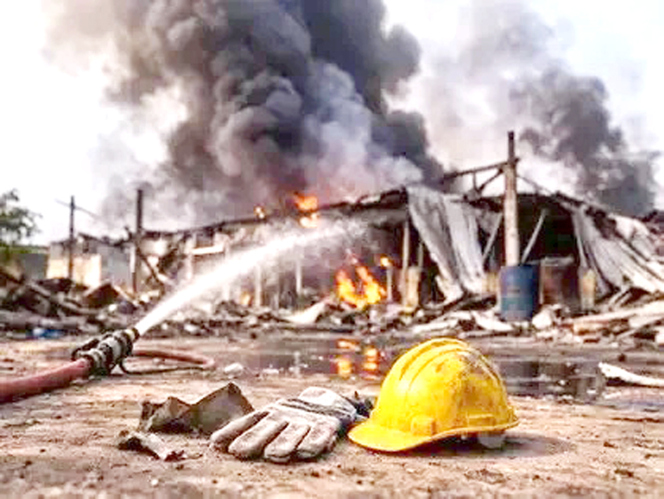 آگ بجھانے کا عمل جاری، دھواں اور شعلے بلند.