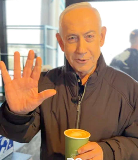 مرد شخص ہاتھ ہلا رہا ہے اور کپ میں چائے یا کافی پکڑ رکھا ہے.