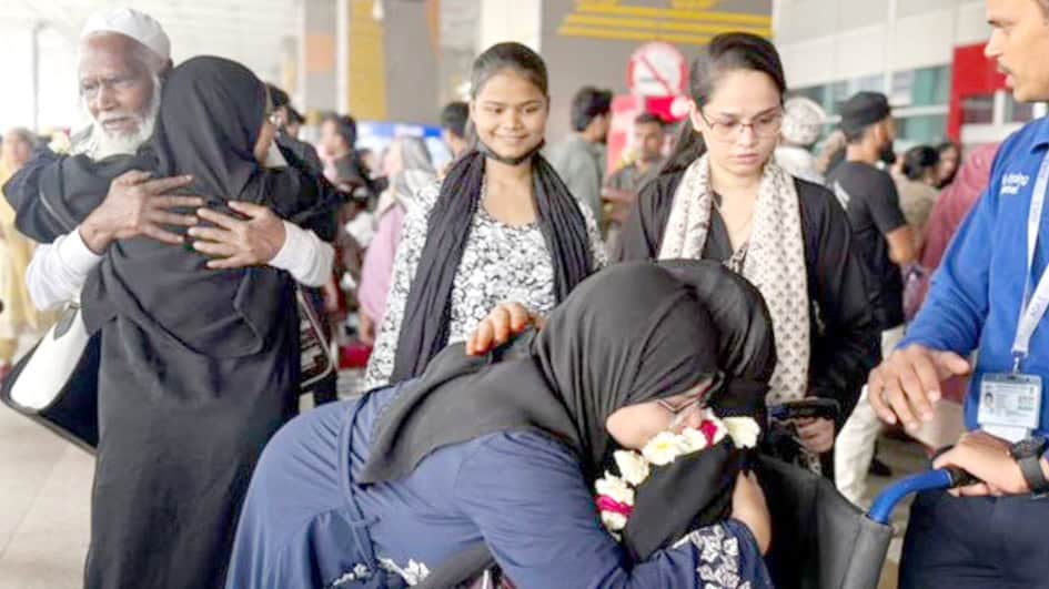 مسافر اور عملہ کے درمیان ہوائی اڈہ پر ملاقات، خوشگوار لمحات.