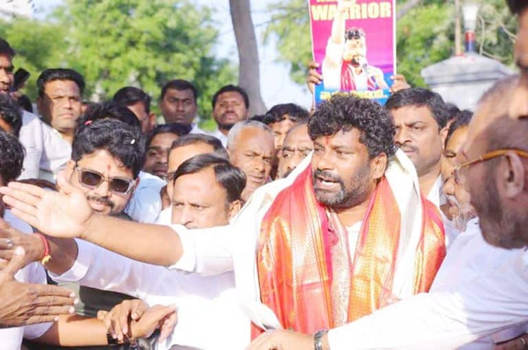 سیاستدان عوام سے ملاقات کرتے ہوئے، عوامی جلسہ.