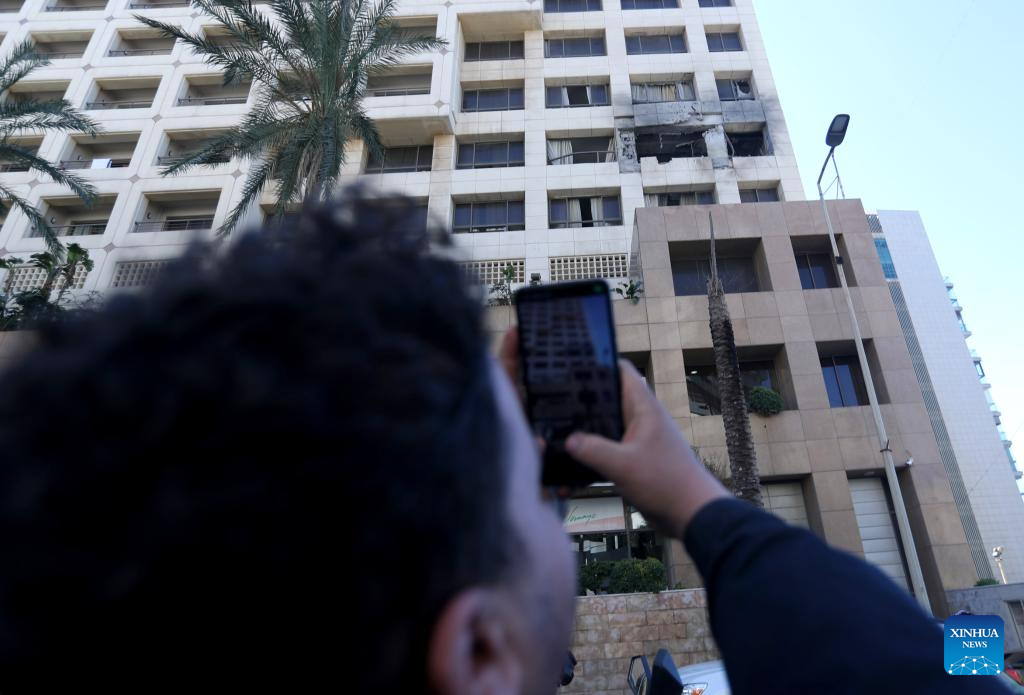 عمارت کا منظر، شہری اور عمارت کی بلند عمارت، سڑک پر لوگ اور درخت۔.