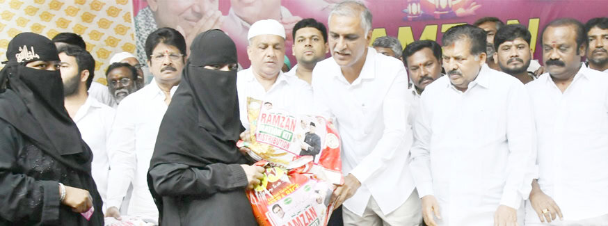 مرد و خواتین کی تقریب میں تحائف کا تبادلہ.