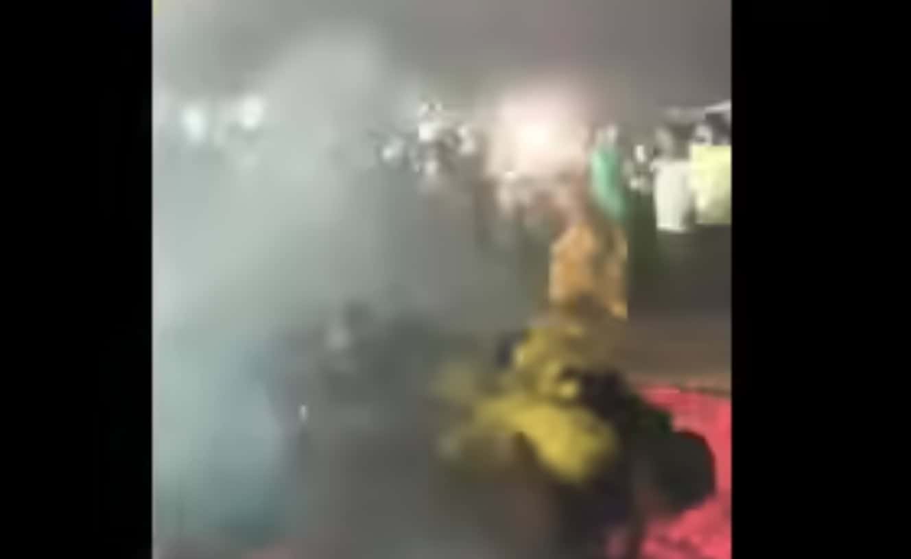 ایمبولینس کے قریب ہنگامہ، دھواں اور ہجوم.