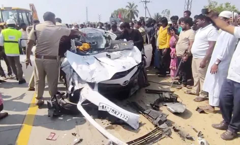 ایمبولینس اور پولیس اہلکار حادثہ کی جگہ پر موجود، زخمیوں کا علاج جاری.