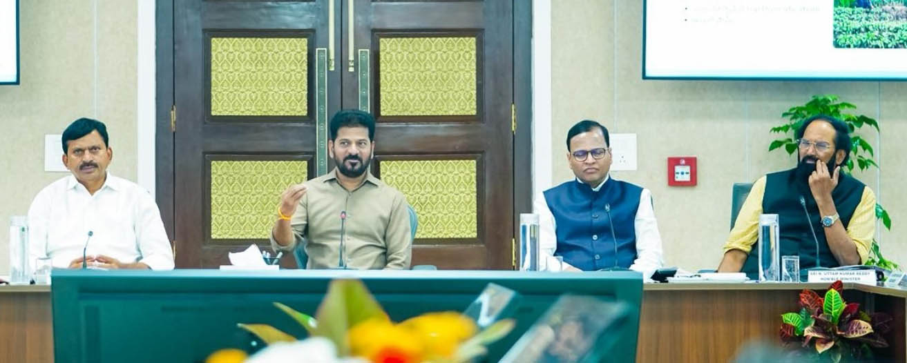 اجلاس میں شریک افراد گفتگو اور تبادلہ خیال کر رہے ہیں، سیاسی یا انتظامی موضوعات پر بات چیت جاری ہے۔.