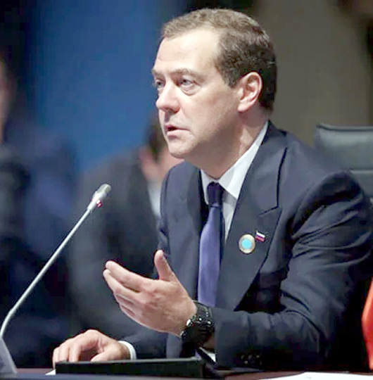 مذاکرات میں ایک شخص بات چیت کر رہا ہے، اہم سیاسی یا سرکاری شخصیت، پیشہ ورانہ ماحول.