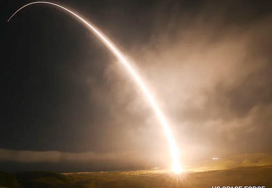 آسمان میں روشنی کا زبردست مظاہرہ، ایک روشنی کا دھماکہ اور روشنی کا راستہ.