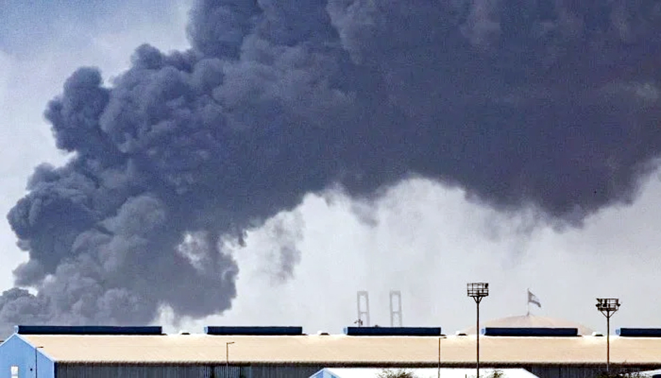 دھواں اور دھوئیں کا بادل، صنعتی یا آتشزدگی کا منظر.