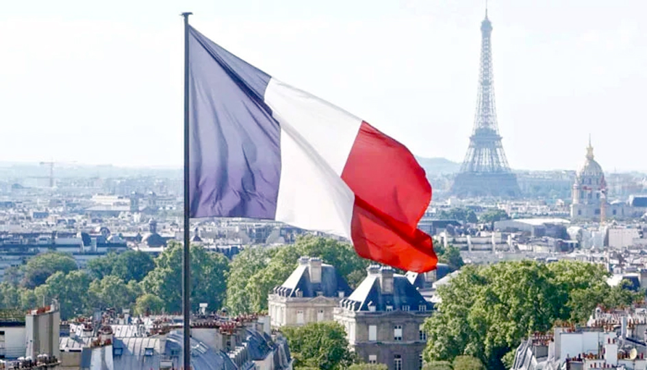 فرنچ پرچم، پیرس شہر کے پس منظر کے ساتھ، ایک خوبصورت شہر کا منظر۔.