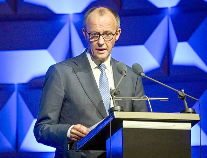 سیاستدان تقریر کرتے ہوئے، پریس کانفرنس میں، جدید پس منظر کے ساتھ.