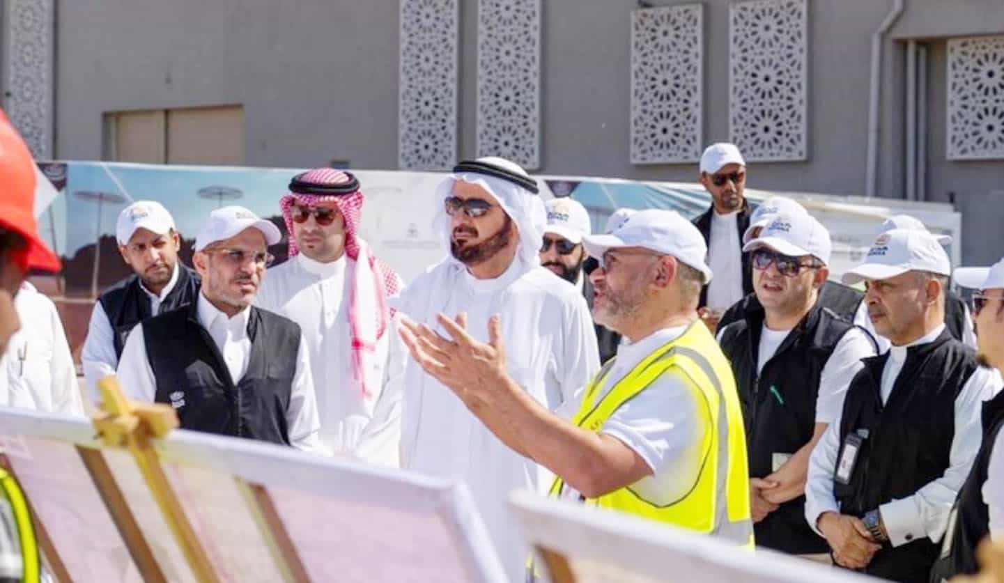 ملازمین اور رہنماؤں کے درمیان تعمیراتی منصوبہ پر تبادلہ خیال.