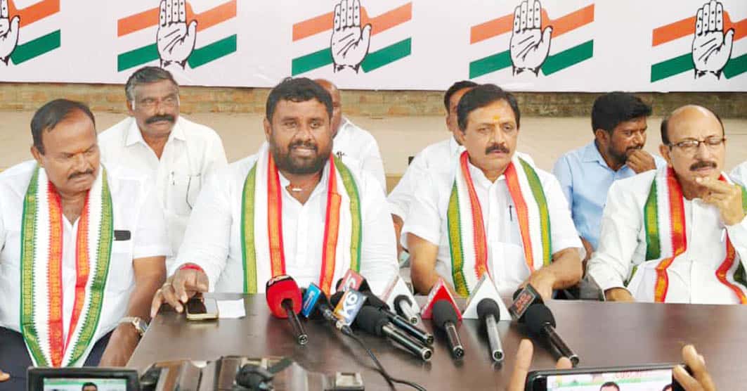 ہندوستانی سیاستدان پریس کانفرنس میں گفتگو کرتے ہوئے، میڈیا سے بات چیت۔.