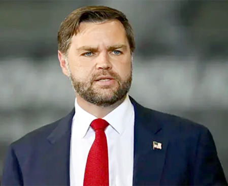 امریکی سیاستدان کی تصویر، گہرے خیالات کے ساتھ، سیاست اور عالمی امور پر توجہ مرکوز۔.