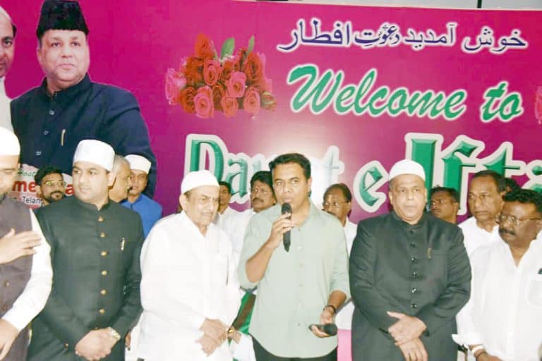 مذکورہ تصویر میں مختلف افراد ایک تقریب میں شامل ہیں، جس میں ایک شخص تقریر کر رہا ہے۔.