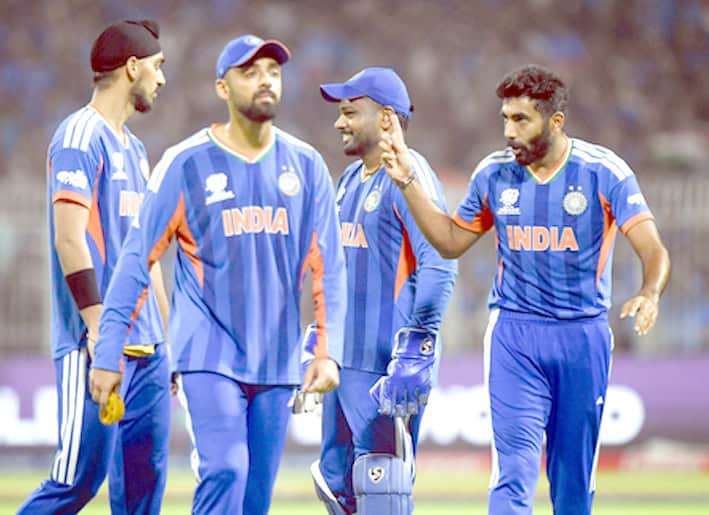 ایم ایس دھونی اور دیگر بھارتی کھلاڑی، کرکٹ میچ کے دوران ٹیم کی گفتگو.