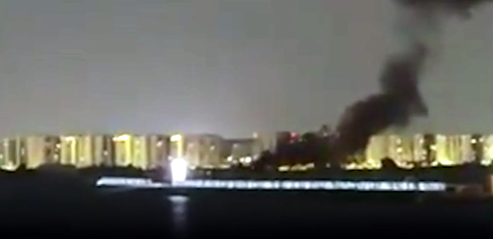 آئل ریفائنری میں آگ لگنے کا منظر، ابوظہبی میں بیالسٹک میزائل حملہ، علاقہ دھواں اور آگ کی لپیٹ میں.