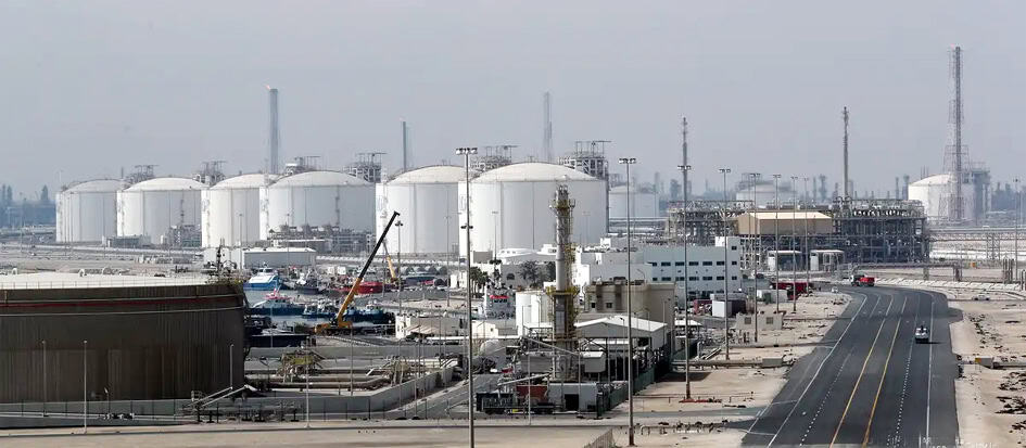 تیل اسٹیشن اور صنعتی علاقے کا منظر، بڑے ٹینک اور صنعتی تنصیبات کے ساتھ.