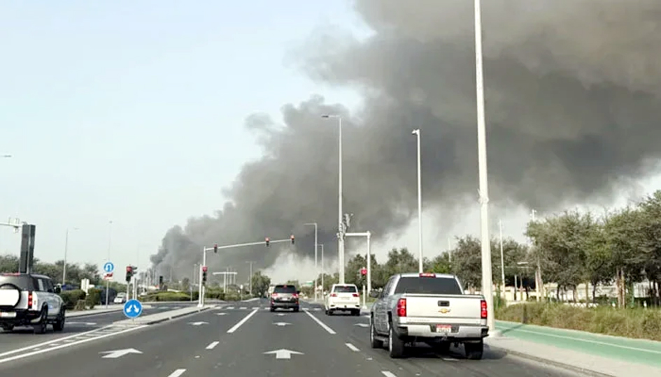 آگ کا دھواں اور دھواں دار فضاء، سڑک پر گاڑیاں.