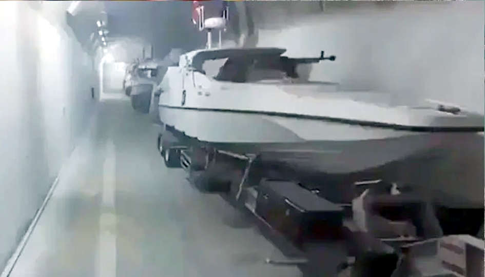 آٹوموبائل کی نمائش، جدید ہتھیاروں کے ساتھ فوجی گاڑی، فوجی تنصیب میں نمائش کے لیے تیار.