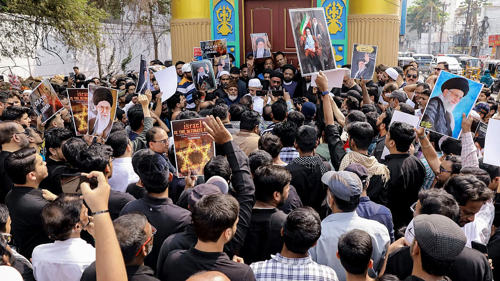 ایرانی عوام سڑکوں پر احتجاجی مظاہرہ، حکومت کے خلاف نعرے بازی.