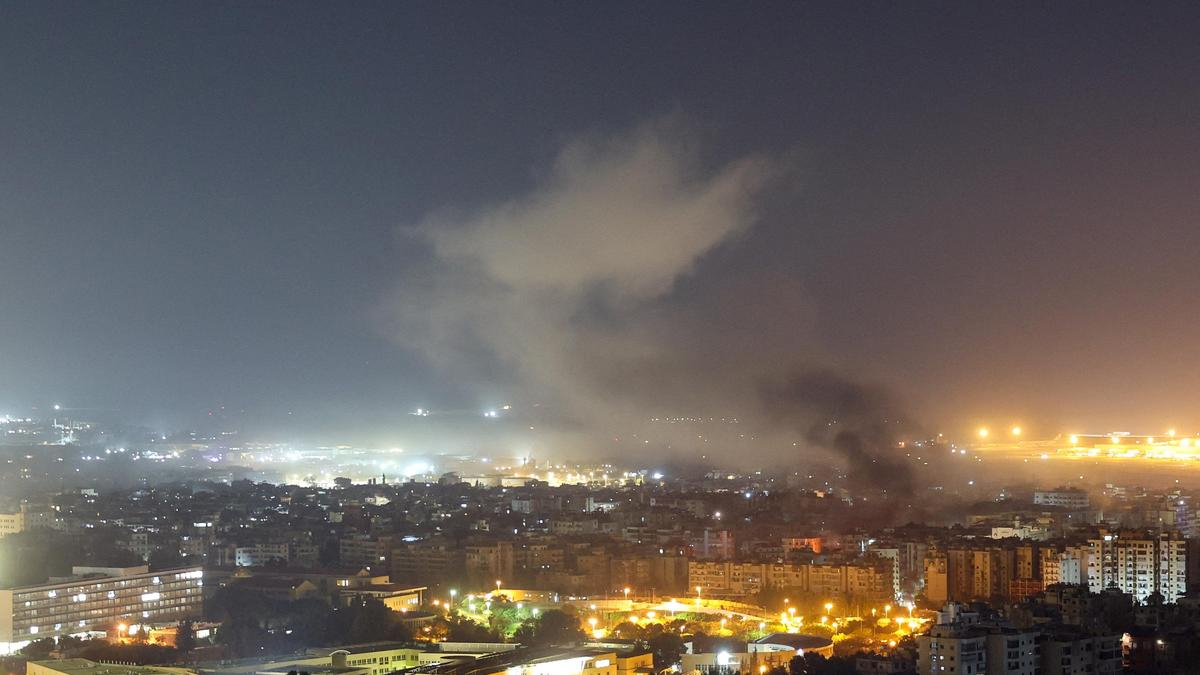 شہر کی رات کا منظر، روشنیوں اور دھوئیں کے ساتھ، سیاہ بادل اور شہر کی روشنیوں کا حسین امتزاج.