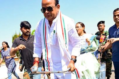 جھارکھنڈ میں وزیر صحت عرفان انصاری نے رکشہ چلایا