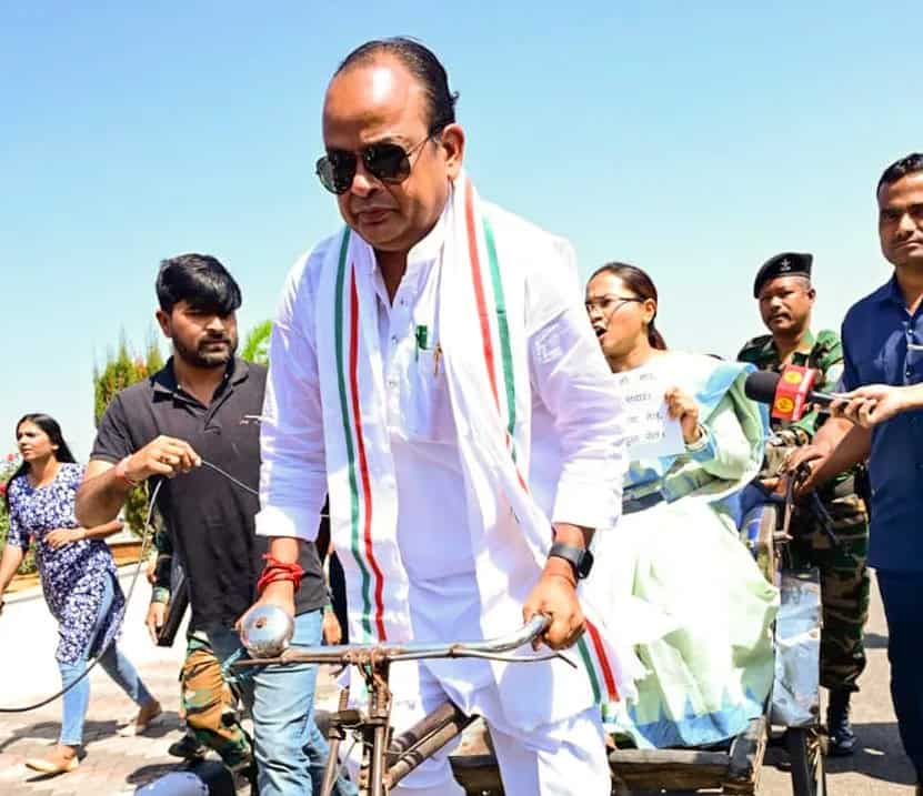 سیاست ڈے کے موقع پر سیاست کے کارکنان اور رہنماؤں کا جلوس.