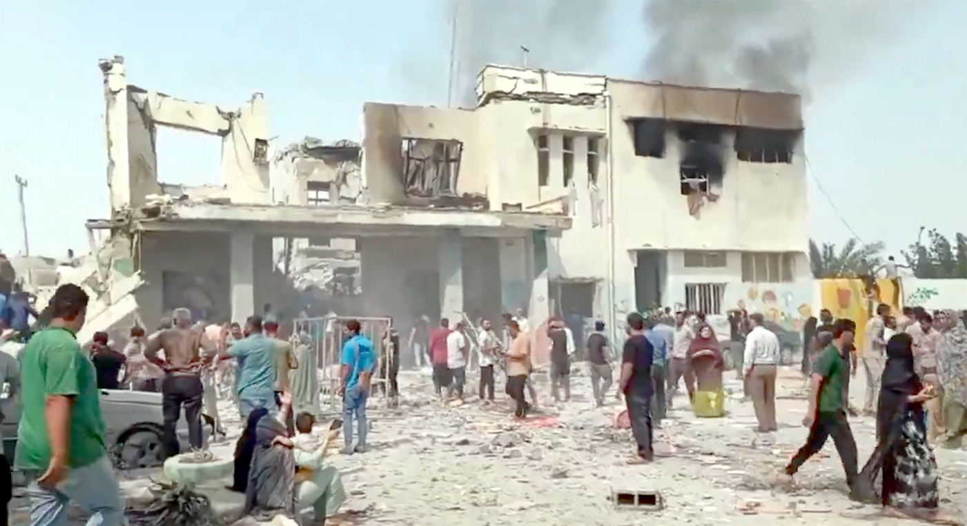 آگ سے تباہ شدہ عمارت اور لوگوں کا ہجوم، کراچی میں حادثہ.