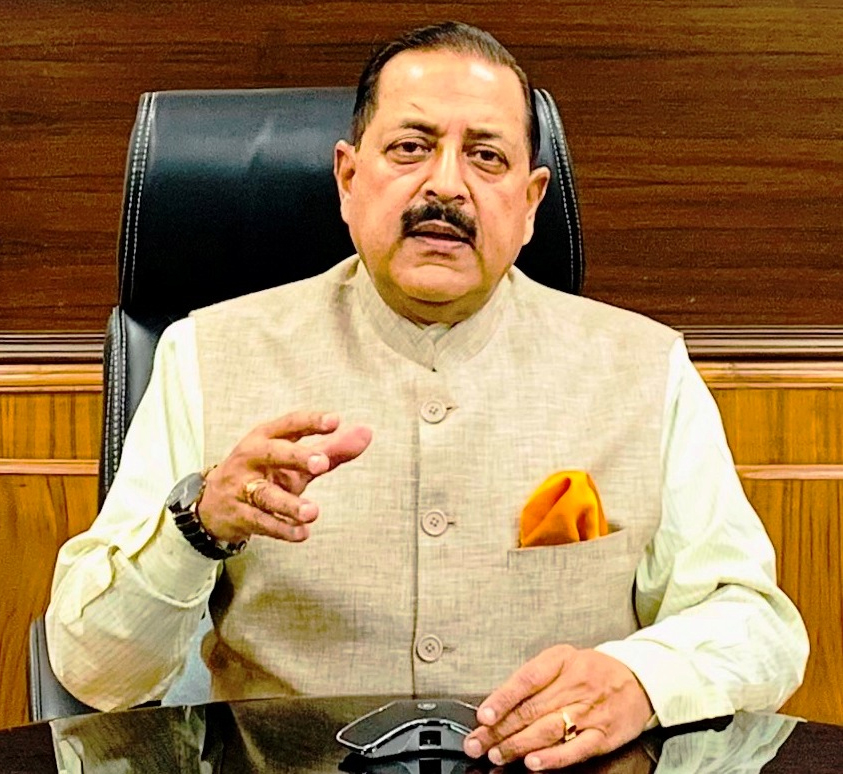 مملکت کے سیاسی رہنما کی گفتگو، سرکاری دفتر میں اہم اجلاس کے دوران، عوامی مسائل پر تبادلہ خیال.