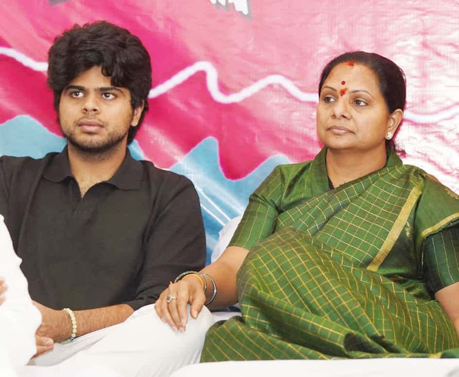 سیاستدان اور نوجوان رہنما کے ساتھ خاتون.