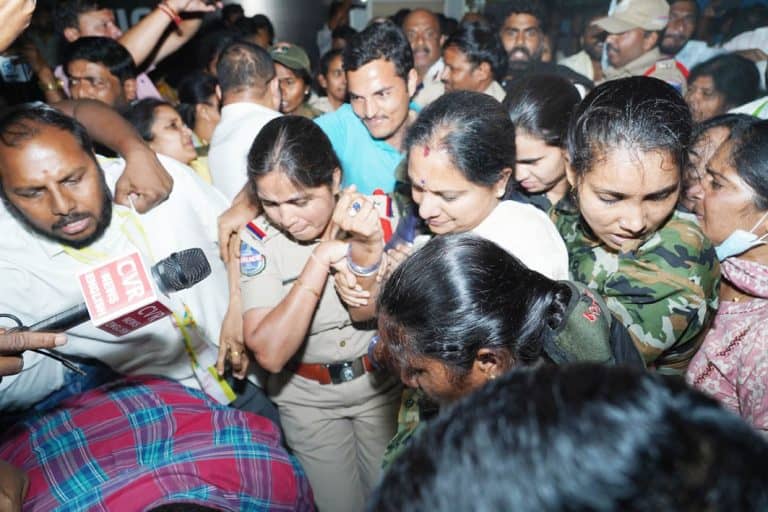 خواتین اور پولیس اہلکاروں کا ہجوم، عوامی اجتماع.