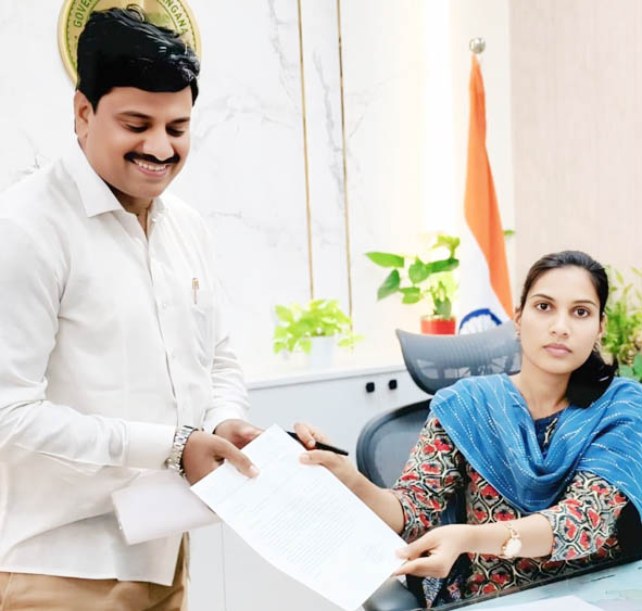 سرکاری دفتر میں مرد اور خاتون کے درمیان دستاویزات کا تبادلہ.