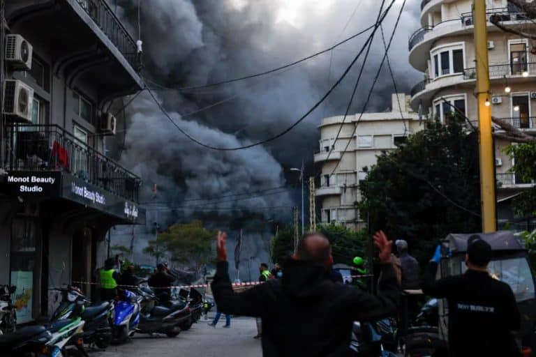 مبینہ اسرائیلی بمباری سے دھواں اور آگ، شہری خوفزدہ اور مدد کے لیے پکار رہے ہیں.