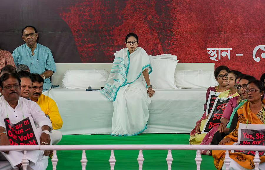 ممتا بنرجی الیکشن کمیشن پر زندہ ووٹروں کو مردہ قرار دینے کا الزام عائد کرتی ہوئی.