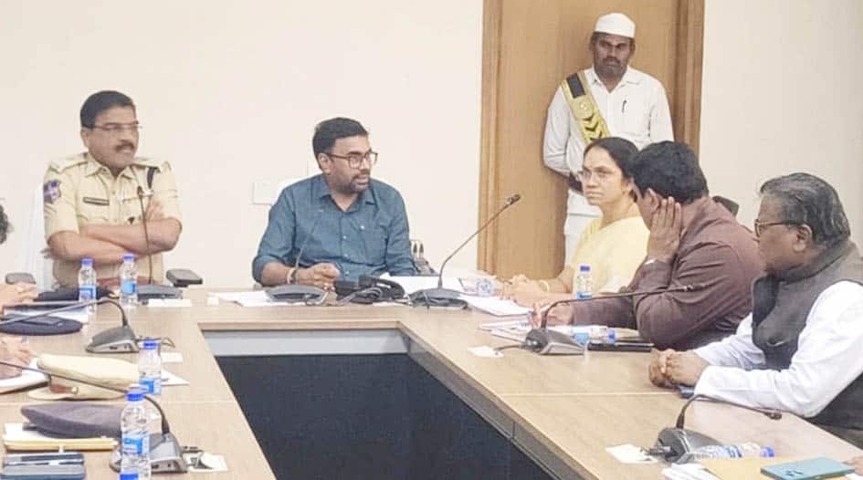 پولیس افسران اور حکام کے ساتھ اہم اجلاس، سرکاری دفتر میں ملاقات.