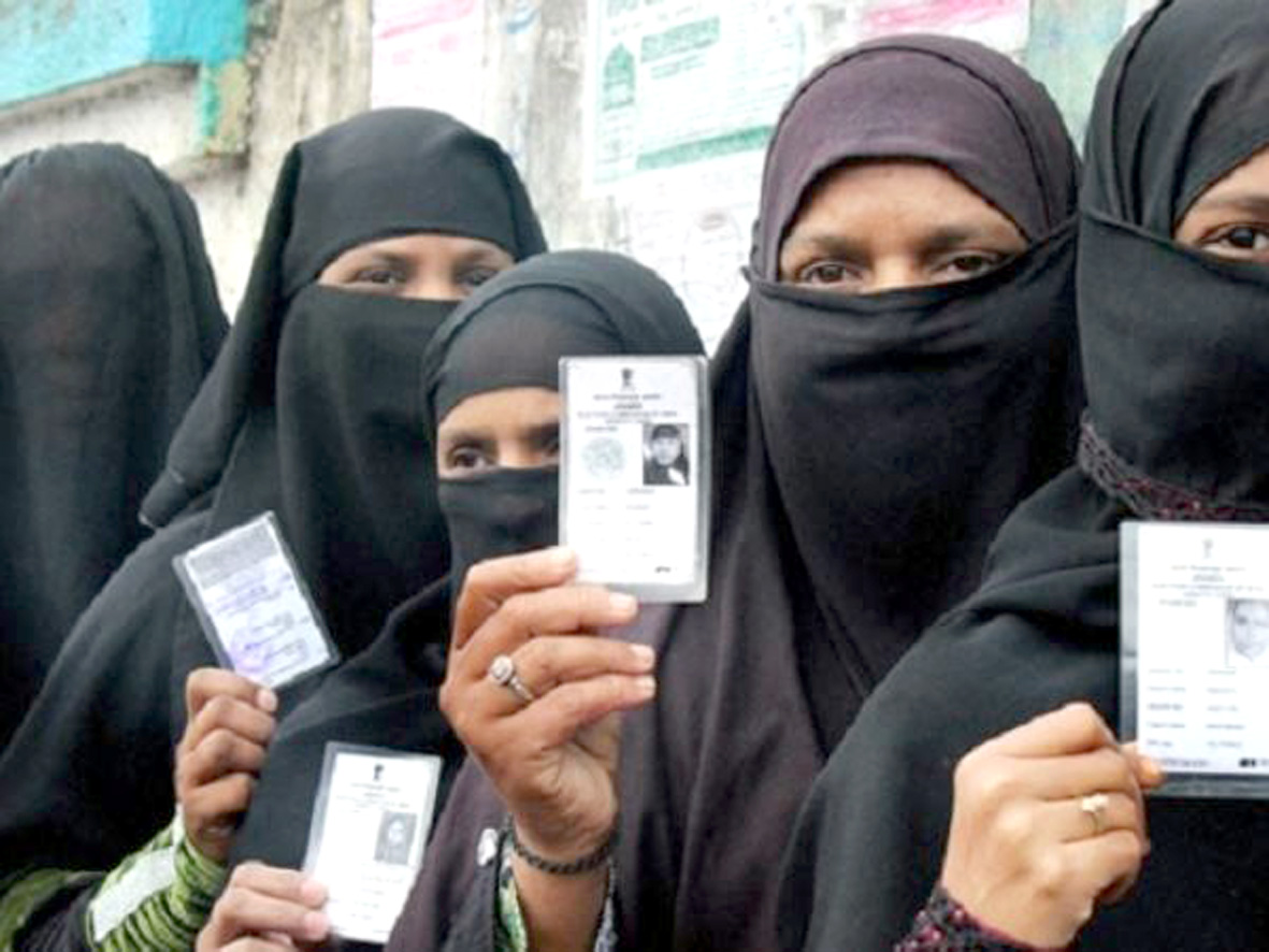 ایم کیو ایم خواتین ووٹرز کے شناختی کارڈ دکھا رہی ہیں.