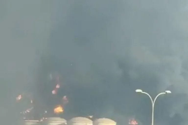 آگ لگنے والی گاڑی اور دھواں، سڑک پر ہنگامی صورتحال.