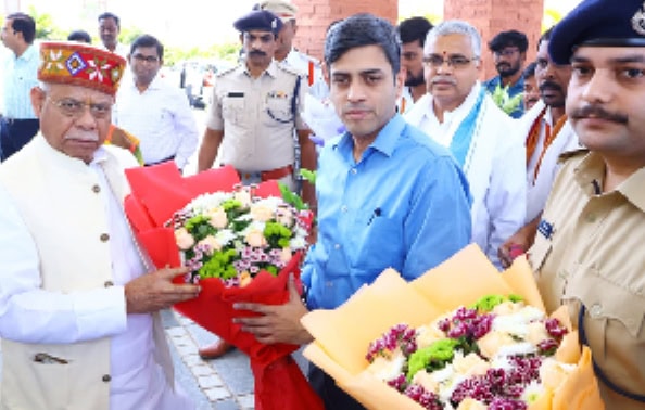 گورنر شیو پرتاپ شکلا کو پھولوں کا گلدستہ پیش کرتے ہوئے.