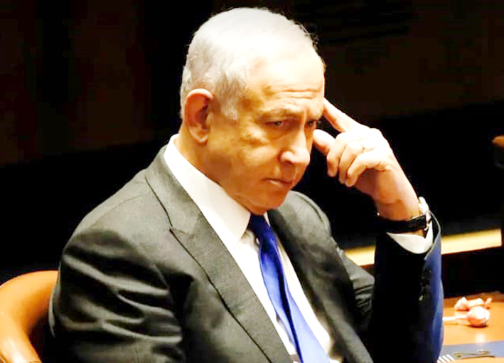 نیتن یاہو کی تصویر، جو موت کی افواہوں کے بعد عالمی توجہ کا مرکز ہے۔.