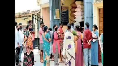 ایمیزون راشن چاول تقسیم کے لیے لوگوں کی قطار.